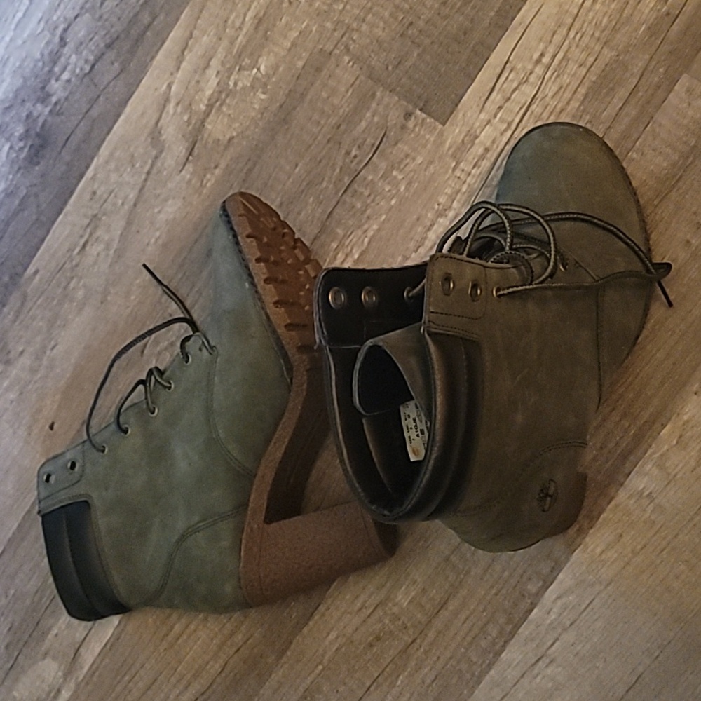 Olivw green Timberland women heel booty sz 7 suede